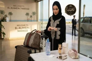بروتوكول الأناقة الصيفية: بشرة نقية بمزيل مكياج لوريال ونفحات عطر شوبارد الفاخرة في ليل مراسي