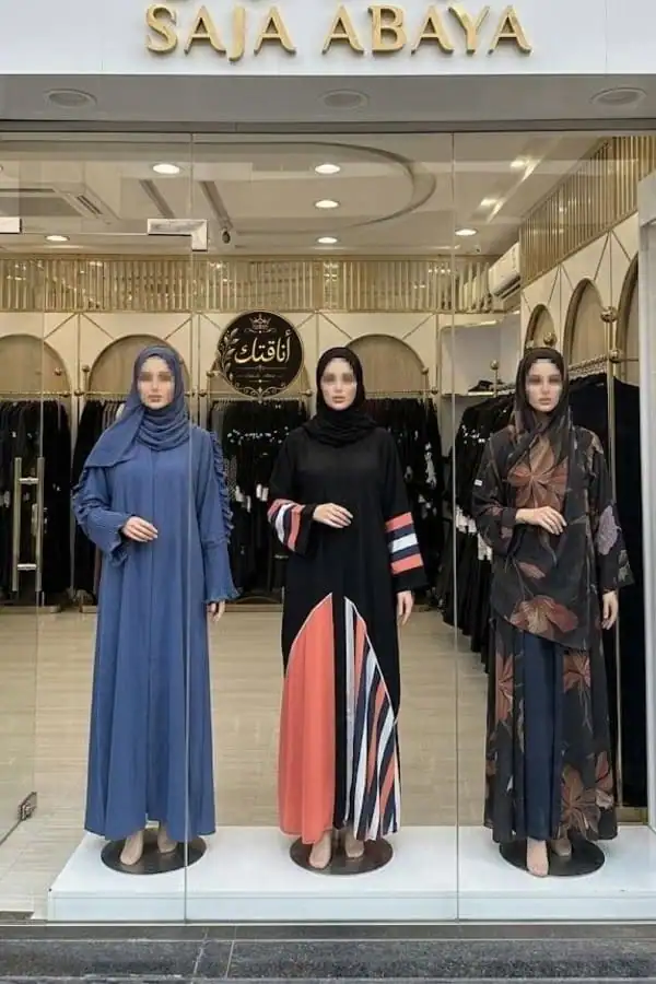 لو بتحبي عبايات سجة تعالي أعرفك ازاي تشتريها مقاسك تمام والقصة المناسبة لكِ ولشكل جسمك وسأعلمك تفرقي بين الأصلي والتقليد بخطوات سهلة واضحة